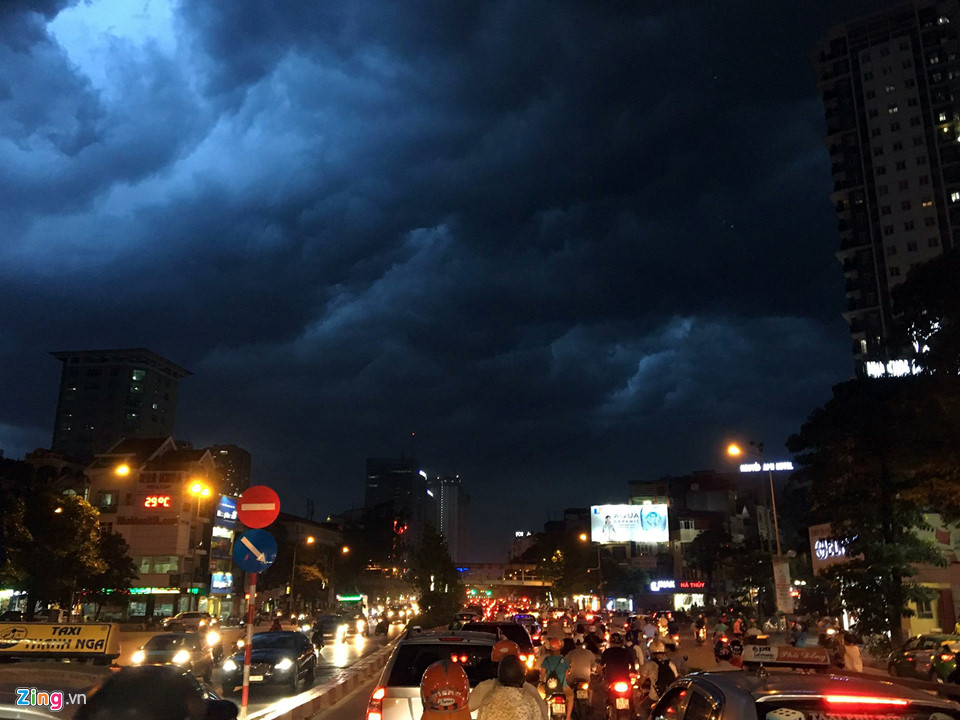 Hà Nội: Mây đen giăng kín kèm gió lốc, thanh niên đang tắm vội chạy lên bờ